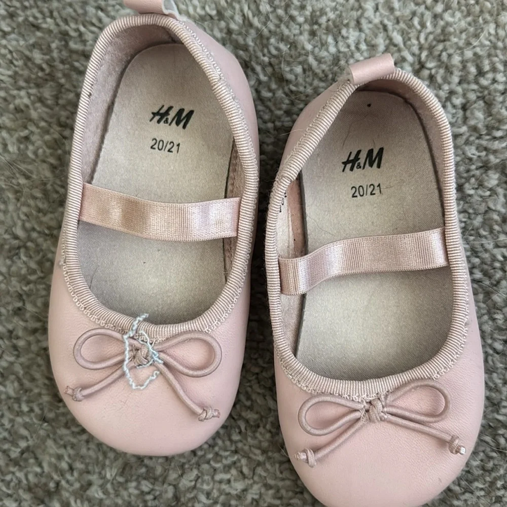 Bundle of Baby Shoes size 5-5.5 - Picture 2 of 6